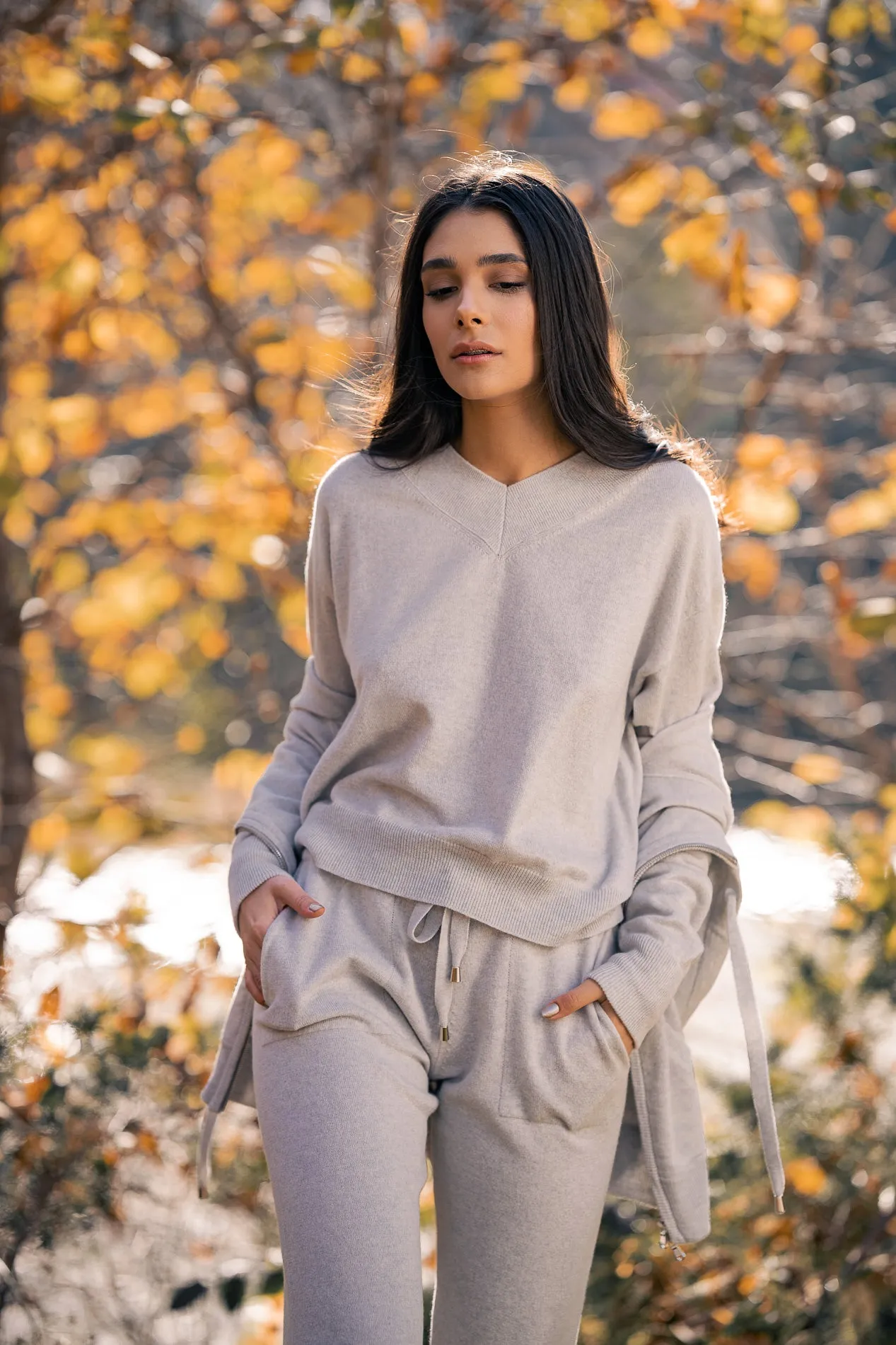 Huda V-Neck Cashmere Sweater In Pumice