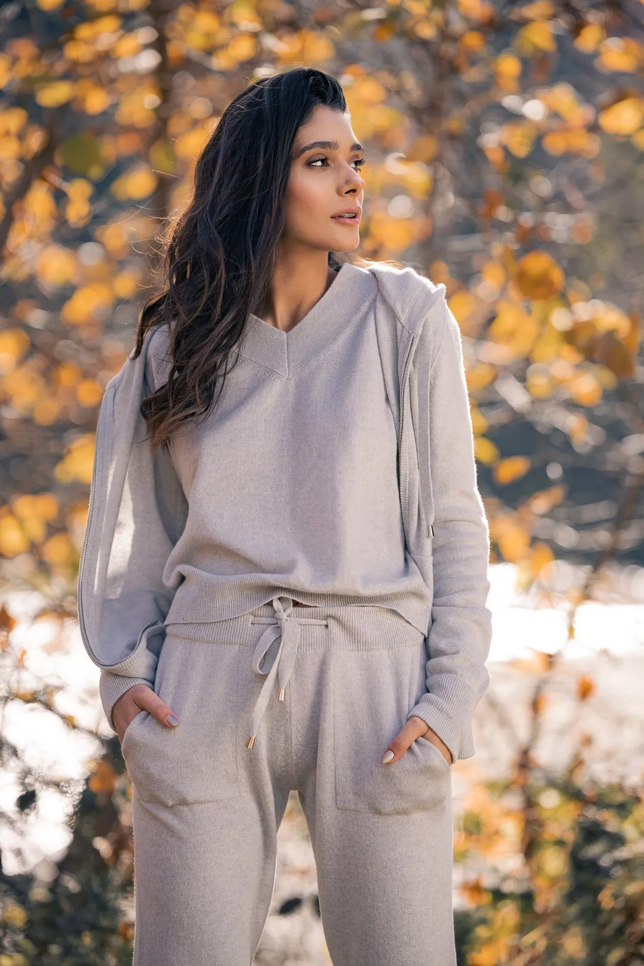 Huda V-Neck Cashmere Sweater In Pumice